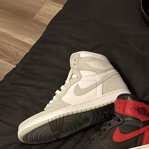 Jordan 1s i wore em for like 5 mins..comes with both shoe strings